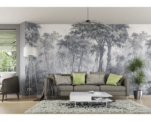 Salon avec canapé, table basse, lampadaire et papier peint jungle