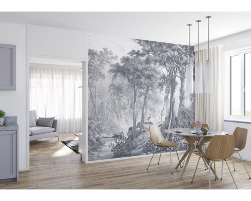Salle à manger lumineuse avec papier peint photo jungle, table à manger et chaises.