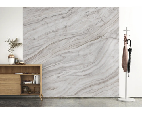 Panneaux muraux décoratifs en marbre dans une pièce lumineuse avec commode et porte-manteau