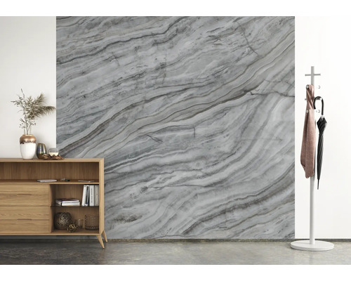 Espace de vie avec commode, portemanteau et mur à texture de marbre