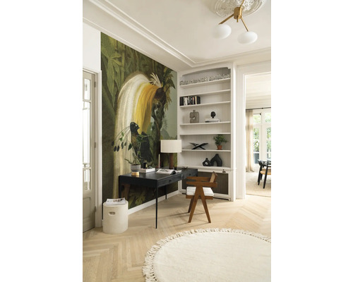 Pièce lumineuse avec bureau, chaise, bibliothèque et papier peint à motif d''oiseau