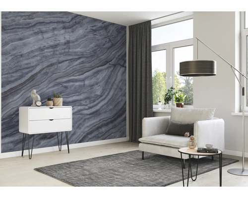 Salon avec papier peint en marbre gris, armoire blanche, fauteuil et tapis gris