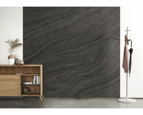 Intérieur avec commode en bois, porte-manteau et mur aspect marbre