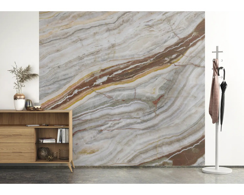 Espace de vie avec commode, porte-manteau et papier peint photo aspect marbre