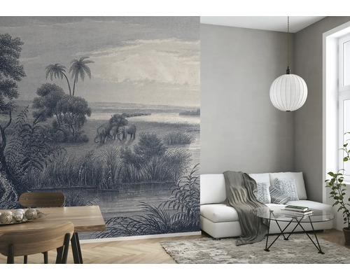 Salon avec papier peint à motif d''éléphants, canapé, table et lampe