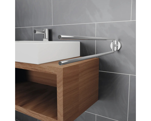 Salle de bains avec lavabo, meuble sous-vasque et porte-serviettes