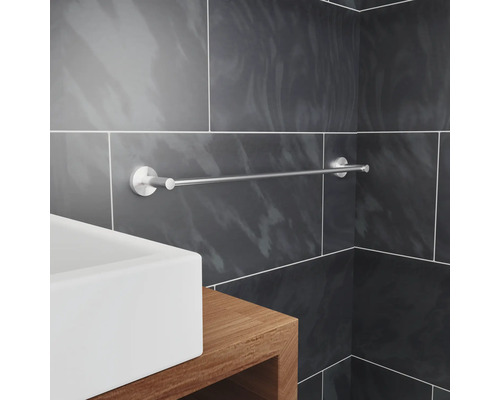 Handtuchhalter aus Metall im Badezimmer über Waschbecken montiert