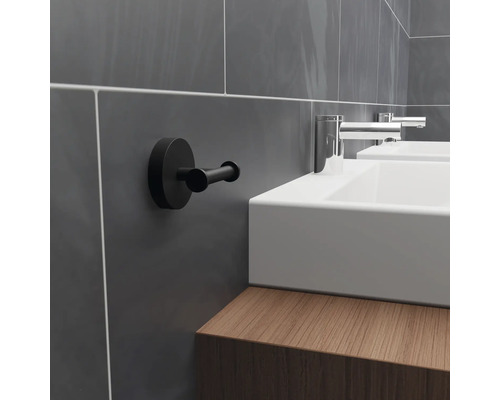Badezimmer mit Waschbecken, Armatur und einem schwarzen Handtuchhaken