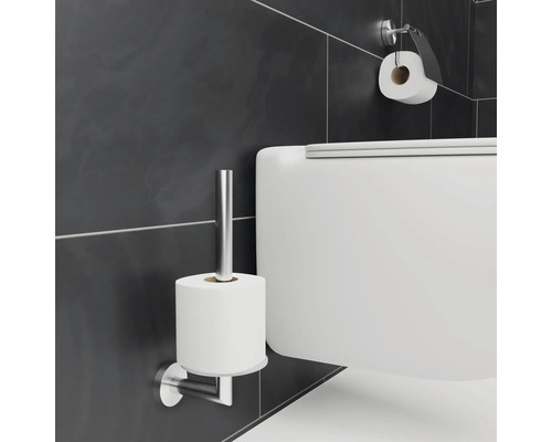 Salle de bains avec toilettes, porte-papier toilette avec papier et brosse de toilette
