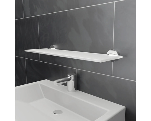 Waschbecken mit Regal im Badezimmer