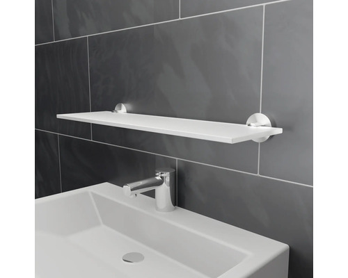 Weisses Wandregal über Waschbecken im Badezimmer