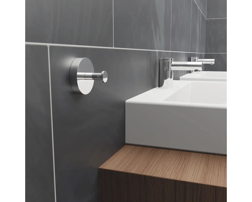 Gros plan d''une salle de bains avec un crochet à serviette fixé au mur à côté d''un lavabo