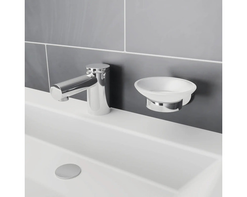 Robinet de lavabo et porte-savon dans la salle de bain