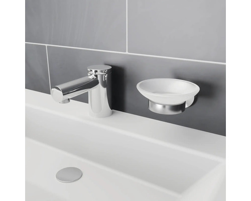 Robinet de lavabo et porte-savon dans la salle de bain