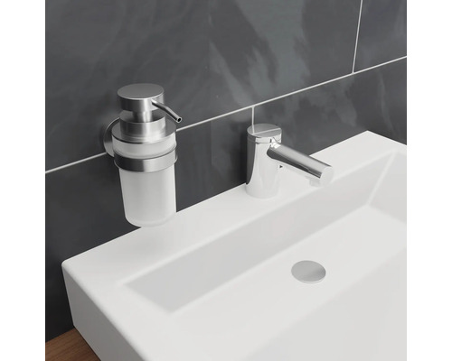 Waschtisch mit Armatur und Seifenspender im Badezimmer