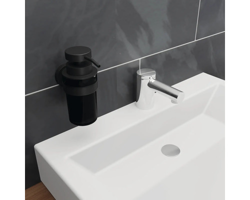 Lavabo avec robinet et distributeur de savon mural
