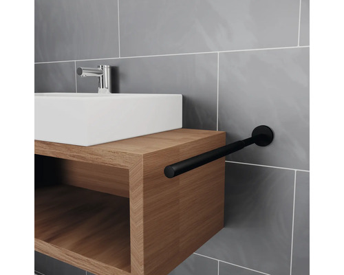 Salle de bains avec lavabo, meuble sous-vasque en bois et porte-serviettes noir