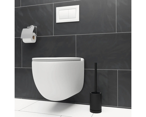 WC suspendu avec porte-papier toilette et brosse de toilette devant un mur gris