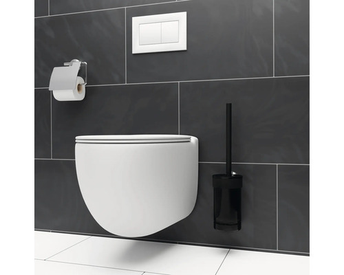 Salle de bain moderne avec WC suspendu, brosse de toilette et porte-papier toilette