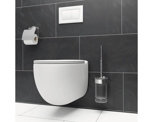 Salle de bains moderne avec WC suspendu, porte-papier toilette, plaque de commande et brosse WC