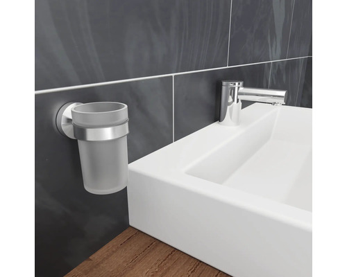 Support mural pour verre à dents en verre et métal à côté d''un lavabo