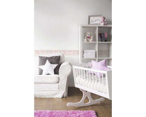 Babyzimmer mit weissem Sofa, Wiege, Regal und rosa Teppich