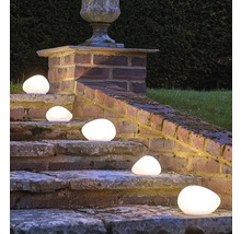 Pierres décoratives éclairées sur un escalier en pierre à l''extérieur