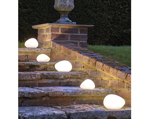 Pierres décoratives éclairées sur un escalier en pierre à l''extérieur