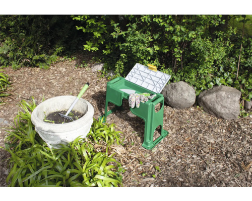 Scène de jardin avec tabouret de jardin et outils