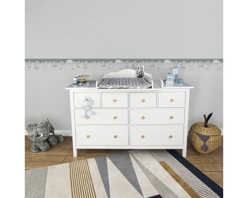 Kinderzimmer mit Wickelkommode, Spielzeug und Teppich