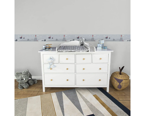 Kinderzimmer mit Wickelkommode, Spielzeug und Teppich