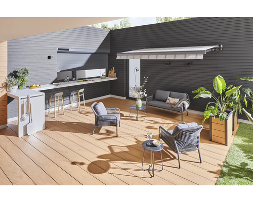 Terrasse mit Gartenmöbeln, Grillbereich und Markise für den Aussenbereich