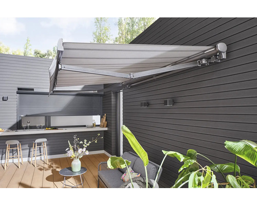 Terrasse mit Markise, Gartenmöbeln und Aussenküche