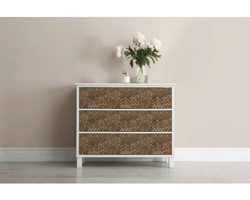 Commode avec trois tiroirs tressés et accents blancs, avec décoration