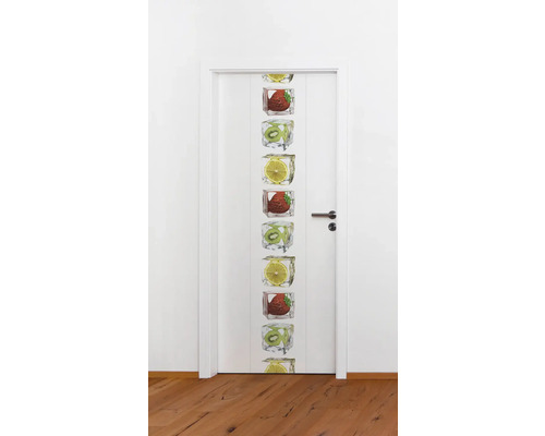Porte blanche avec film décoratif avec des fruits dans des glaçons