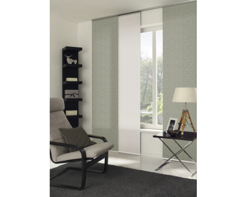 Wohnzimmer mit Schiebegardinen, Sessel und Beistelltisch für eine helle und moderne Atmosphäre.