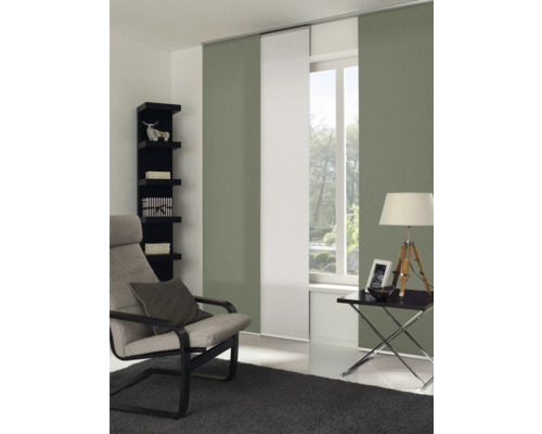 Wohnzimmer mit Schiebevorhängen, Sessel, Beistelltisch und Regal