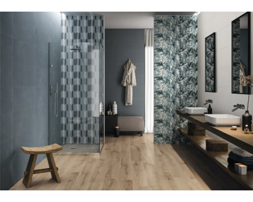 Salle de bain lumineuse et spacieuse avec douche, lavabo et plancher en bois