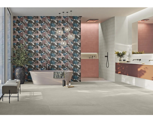 Salle de bain spacieuse avec baignoire, lavabo et papier peint floral