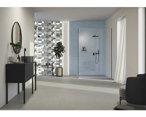 Helles Badezimmer mit Dusche, Waschtisch und Fliesen