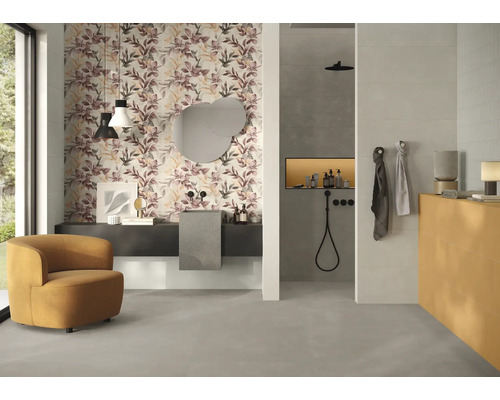 Salle de bain moderne avec papier peint à fleurs, douche et fauteuil