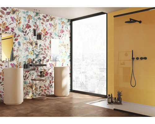 Helles Badezimmer mit floraler Tapete, zwei Waschtischen, Dusche und großem Fenster mit Stadtblick