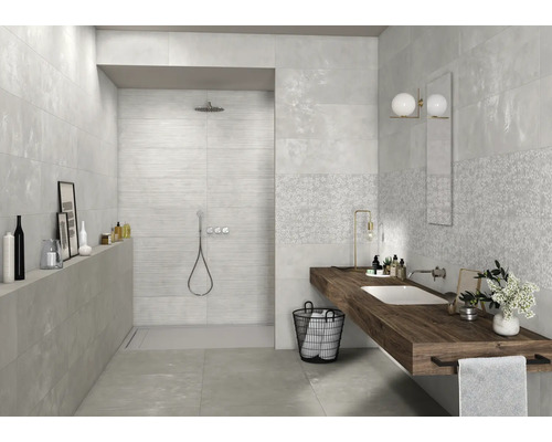 Salle de bains moderne avec carrelage gris, douche et lavabo avec plateau en bois