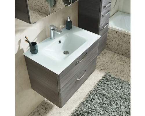 Badezimmer mit Waschbeckenunterschrank, Waschtisch, Armatur und Spiegel