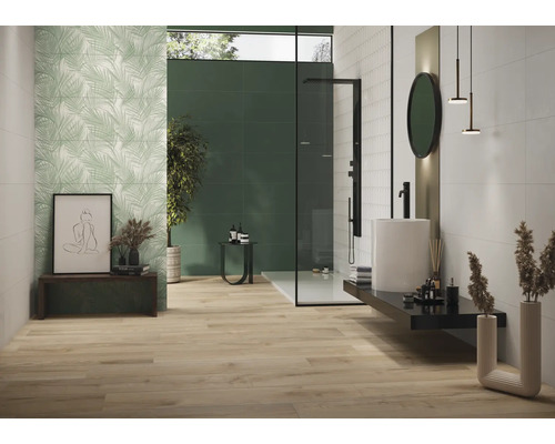 Modernes Badezimmer mit Dusche, Waschtisch, Spiegel, Pflanzen und Dekoration auf Holzboden.