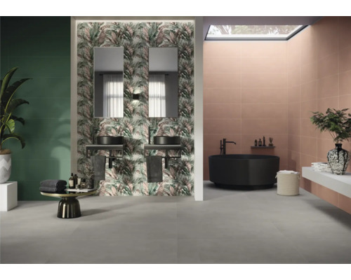 Salle de bains avec double vasque, baignoire et papier peint à motifs végétaux