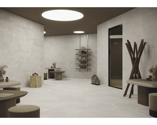 Helles Interieur mit Fliesenboden, Sitzgelegenheiten und Sauna