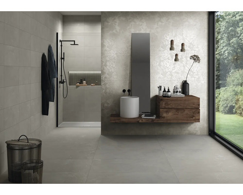 Modernes Badezimmer mit ebenerdiger Dusche, Waschtisch und grossformatigen Fliesen.