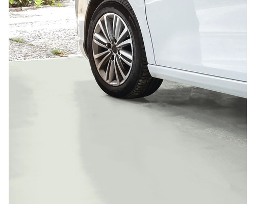 Voiture blanche stationnée sur un sol avec revêtement