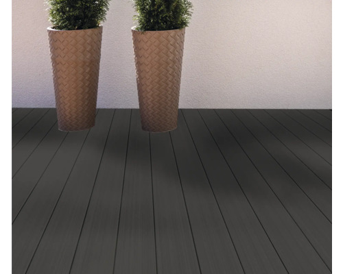 Dunkle Terrassendielen mit Pflanzenkübeln